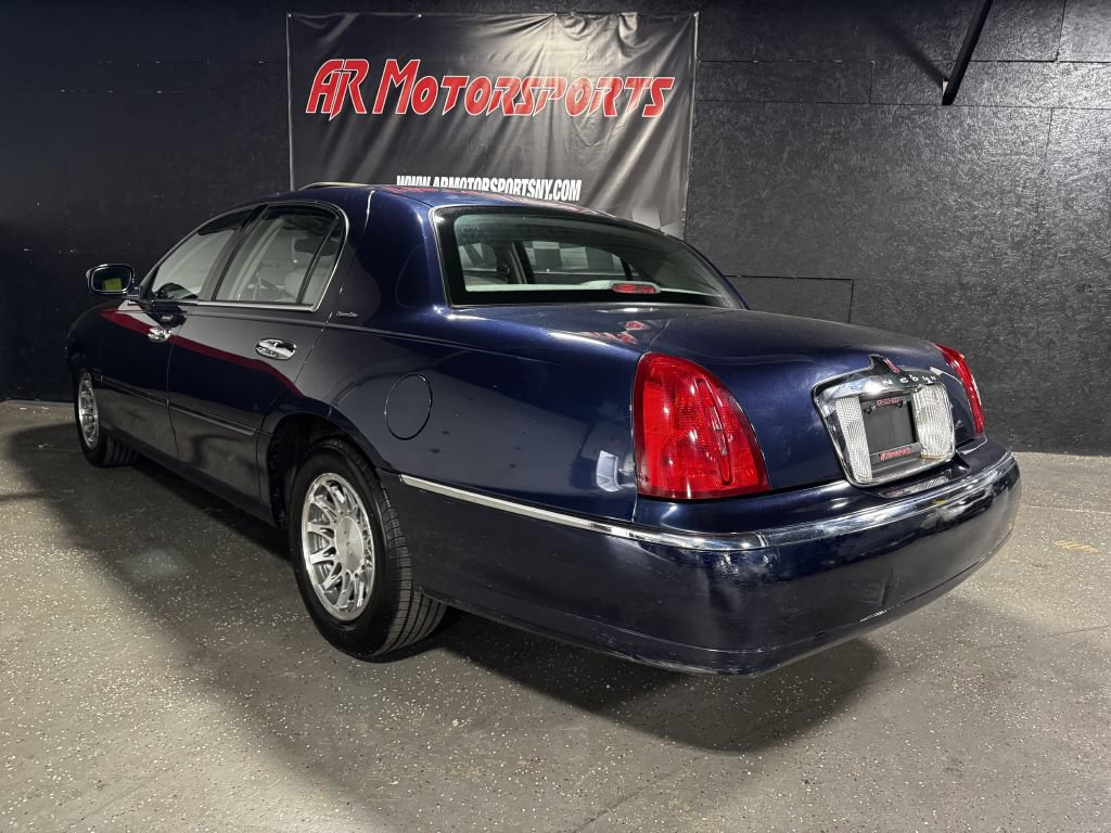 Used 2002 Lincoln Town Car Signature RWD image 3