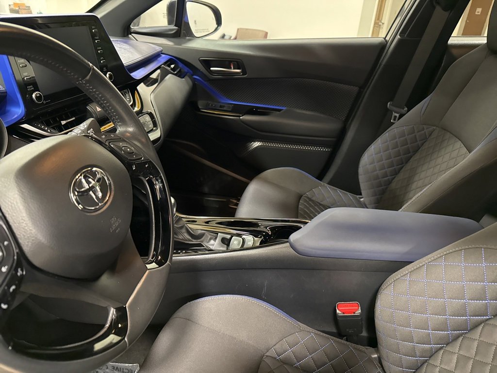 Used 2022 Toyota C-HR XLE image 12