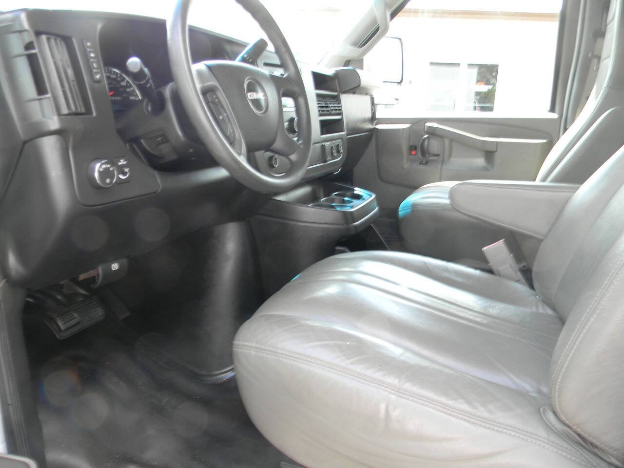 Used 2017 GMC Savana 3500 RWD image 4