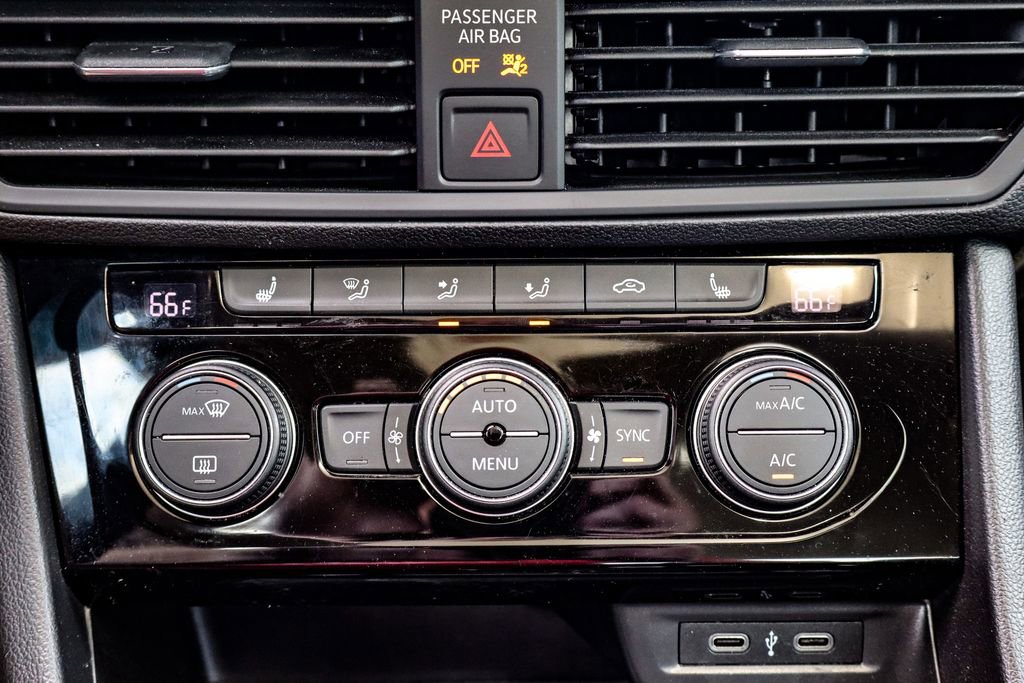 Used 2023 Volkswagen Jetta SE w/ Panoramic Sunroof Package image 31