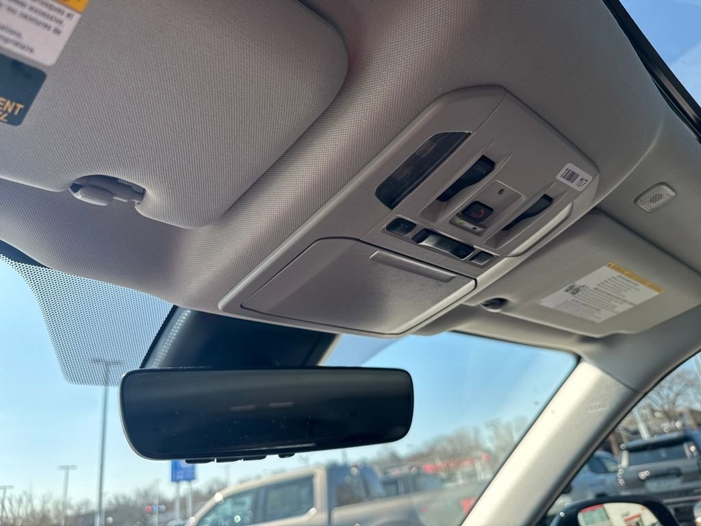 Used 2025 Toyota Highlander XLE image 32