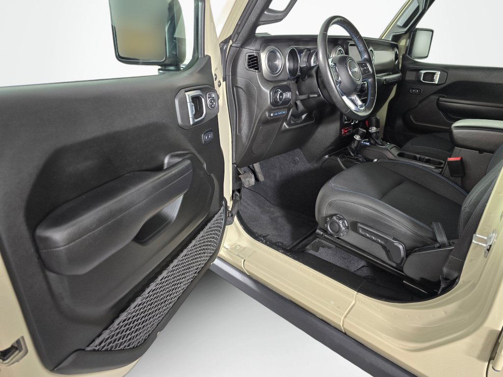Used 2022 Jeep Wrangler Unlimited Rubicon 4xe w/ Cold Weather Group AWD/4WD image 21