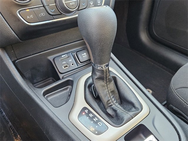 Used 2017 Jeep Cherokee Latitude w/ Comfort/Convenience Group image 16