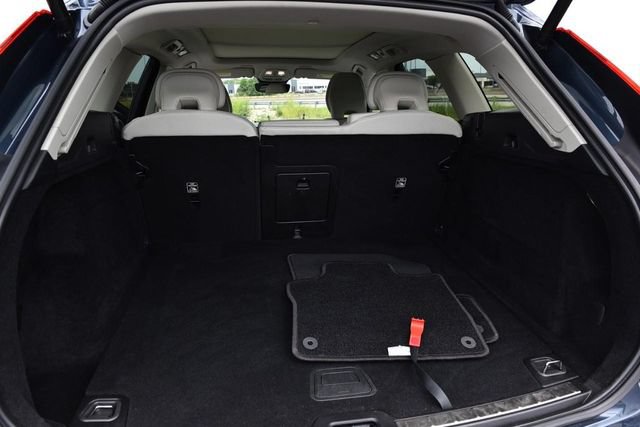 Used 2022 Volvo XC60 B5 Momentum AWD/4WD image 23