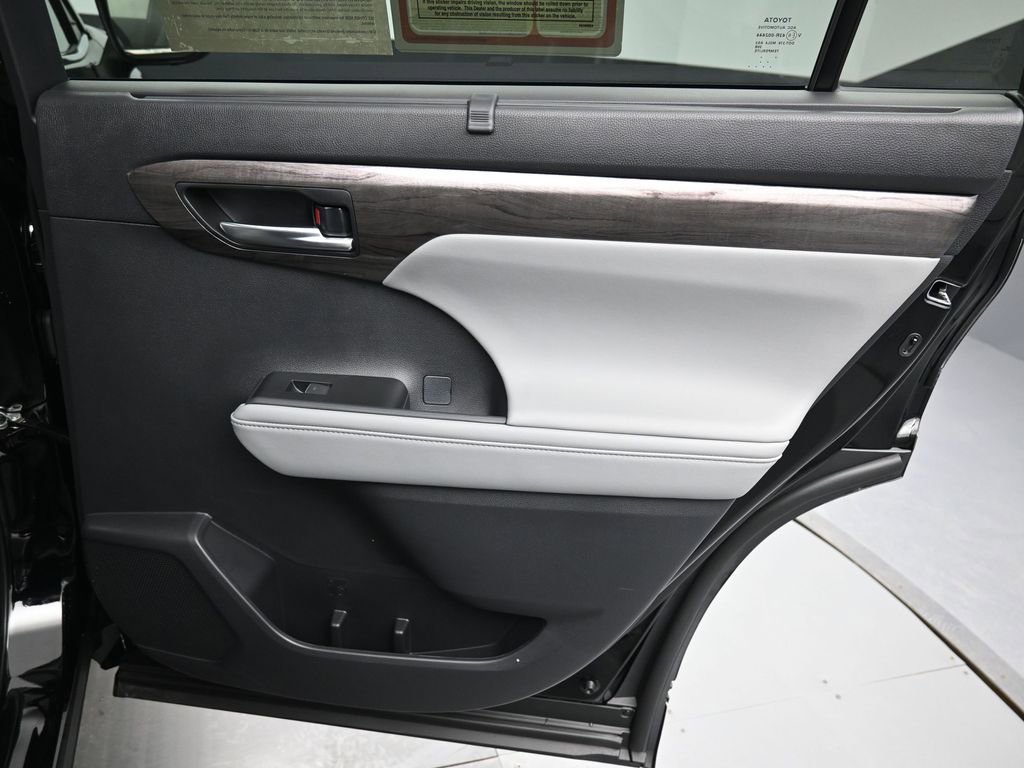 Used 2025 Toyota Highlander Limited image 38