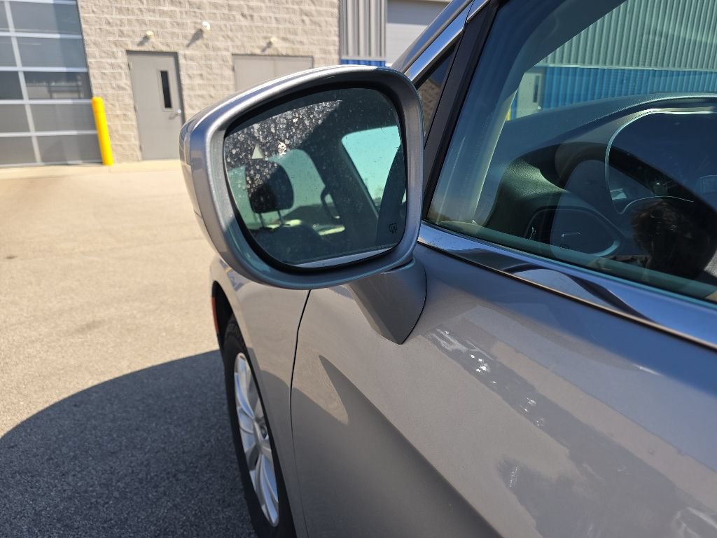 Used 2018 Chrysler Pacifica Touring-L FWD image 8