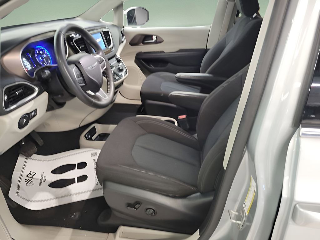 Used 2023 Chrysler Voyager LX image 3