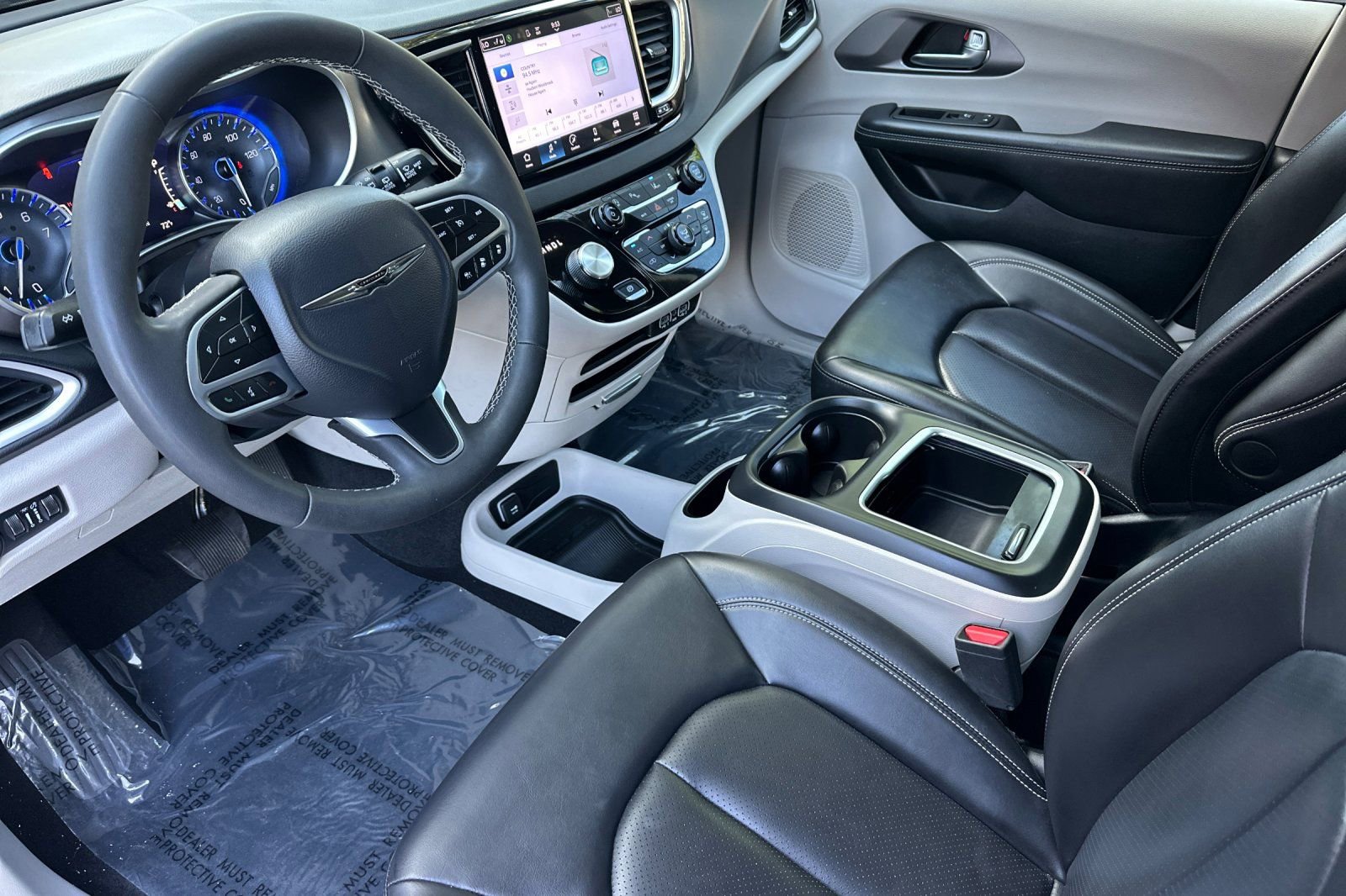 Used 2023 Chrysler Pacifica Touring-L image 9