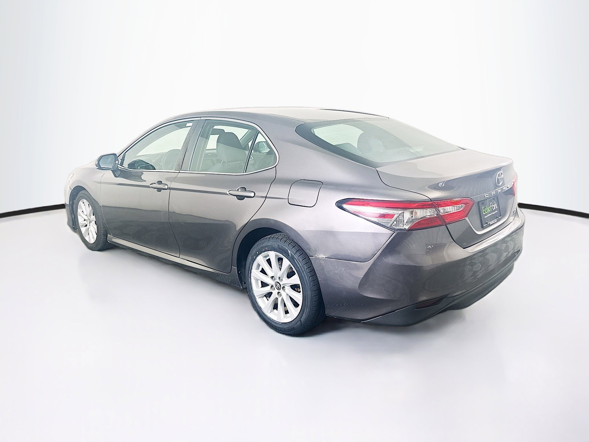 Used 2018 Toyota Camry LE image 5