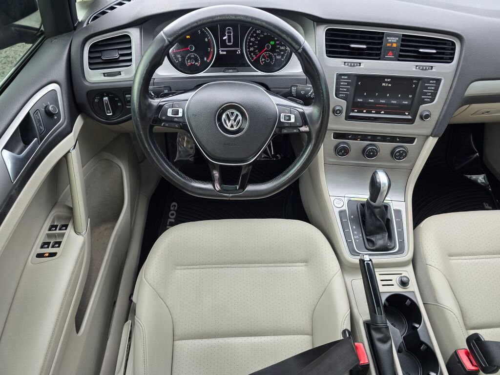 Used 2016 Volkswagen Golf SE image 2