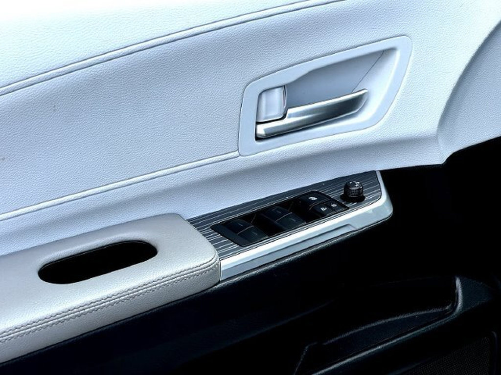 Certified 2025 Toyota Sienna XLE FWD image 11