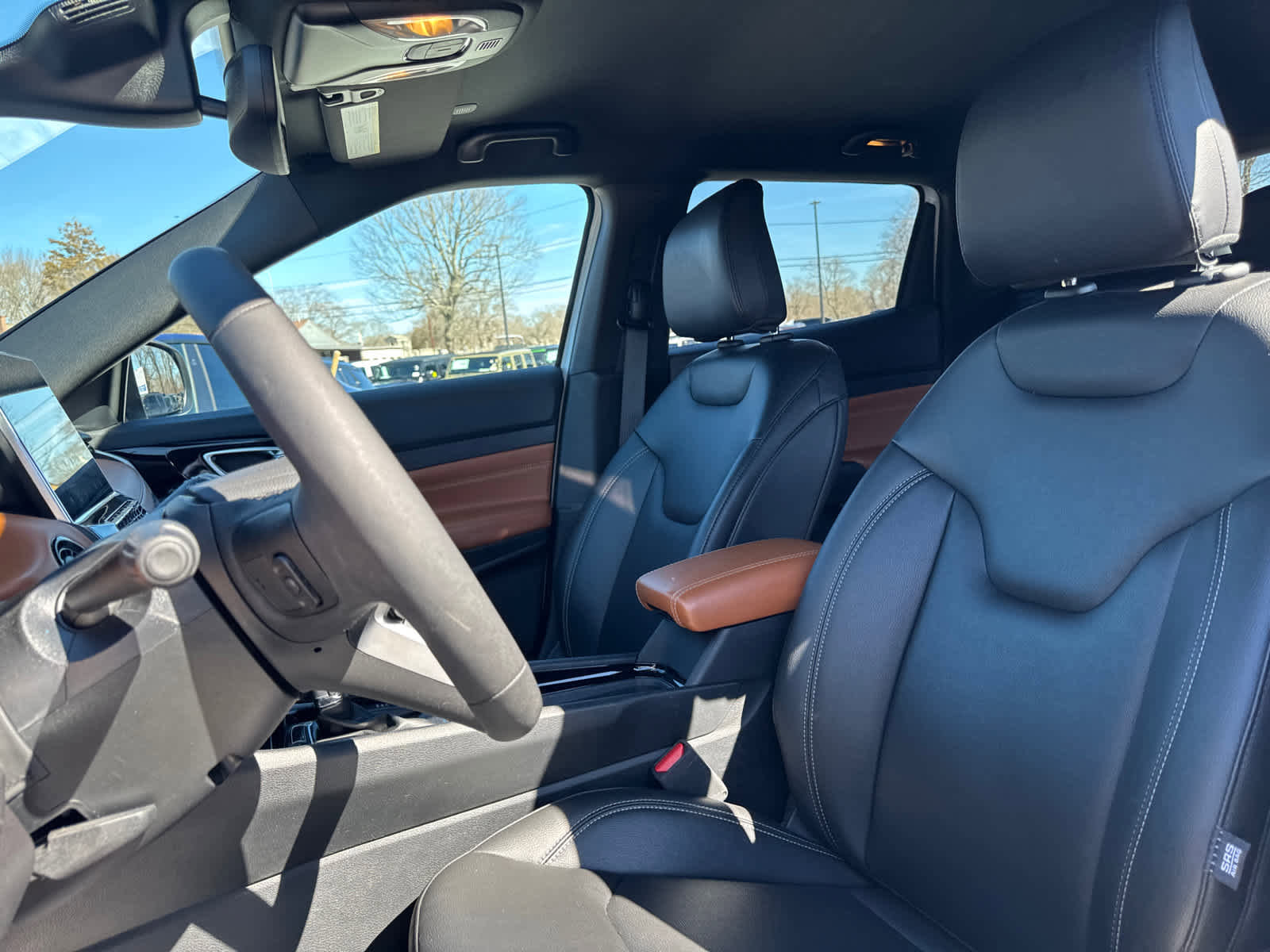 Used 2025 Jeep Compass Limited image 13