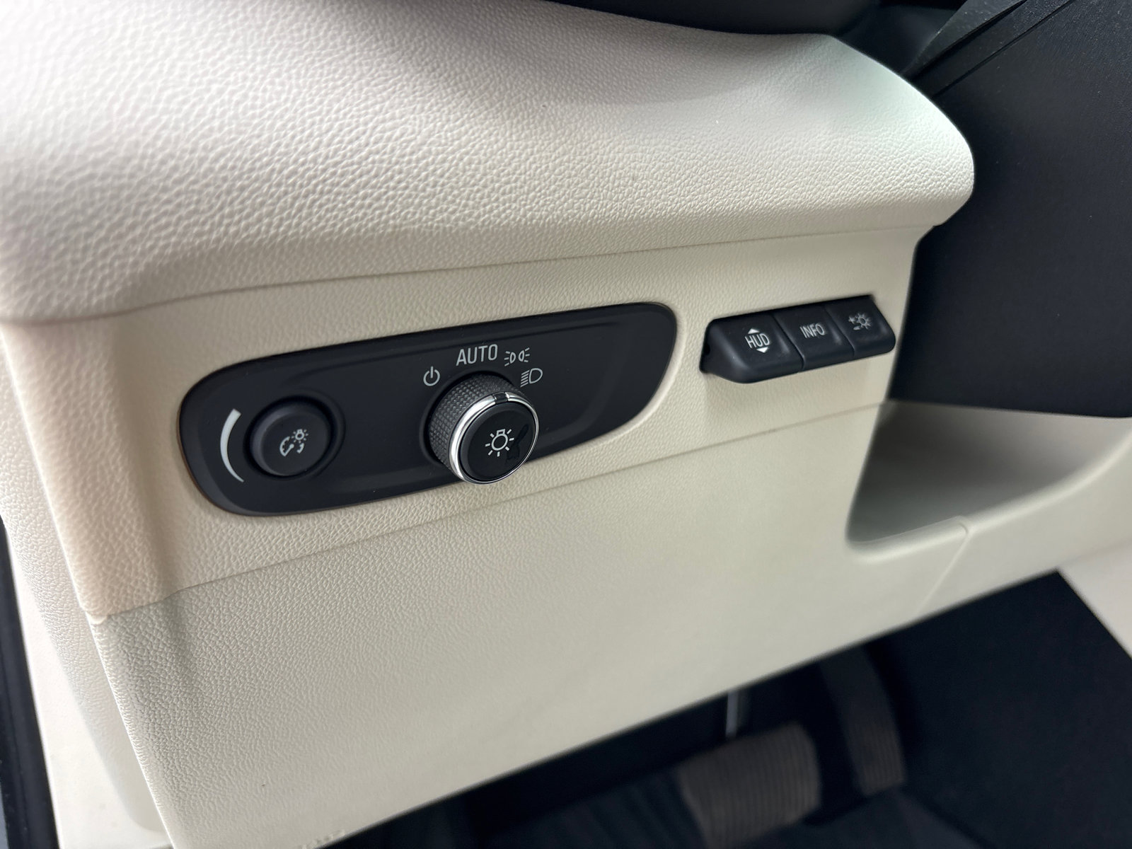 Used 2021 Buick Envision Essence w/ Technology Package I FWD image 14