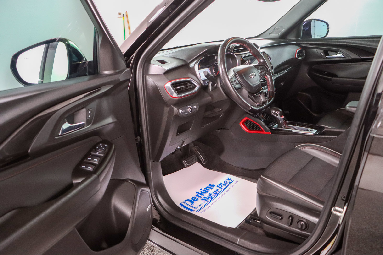 Used 2021 Chevrolet TrailBlazer RS w/ Technology Package FWD image 3
