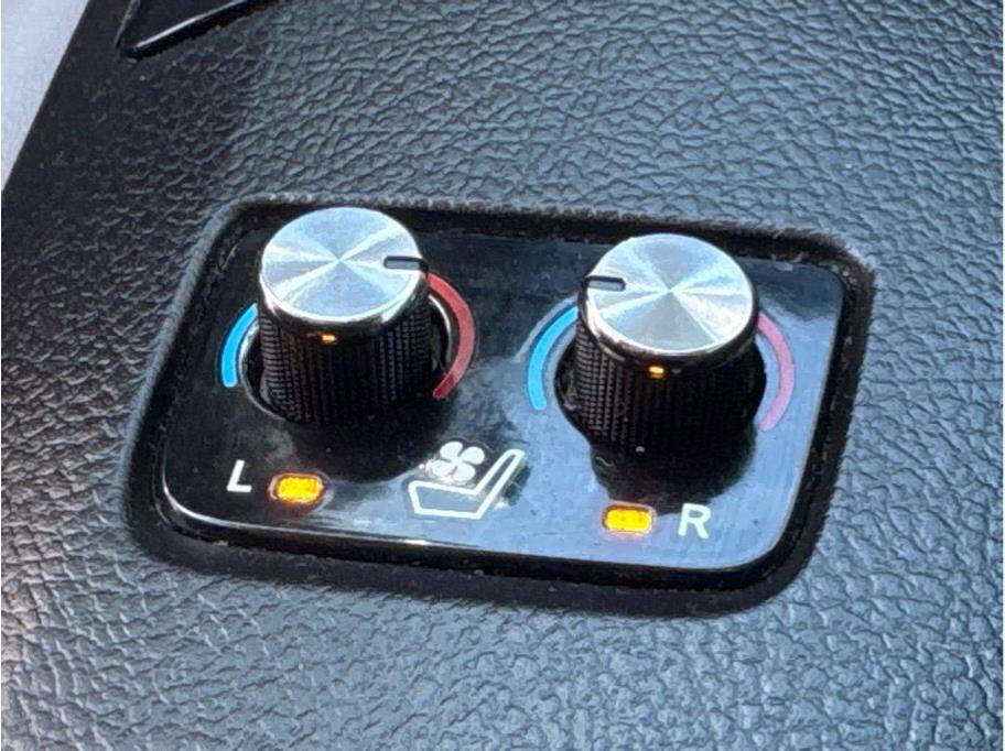 Used 2013 Toyota Avalon Limited image 11