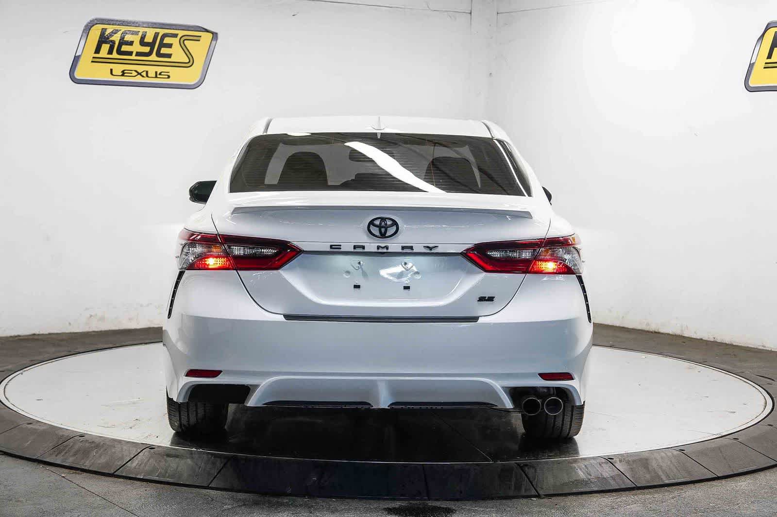 Used 2022 Toyota Camry SE w/ Convenience Package FWD image 3