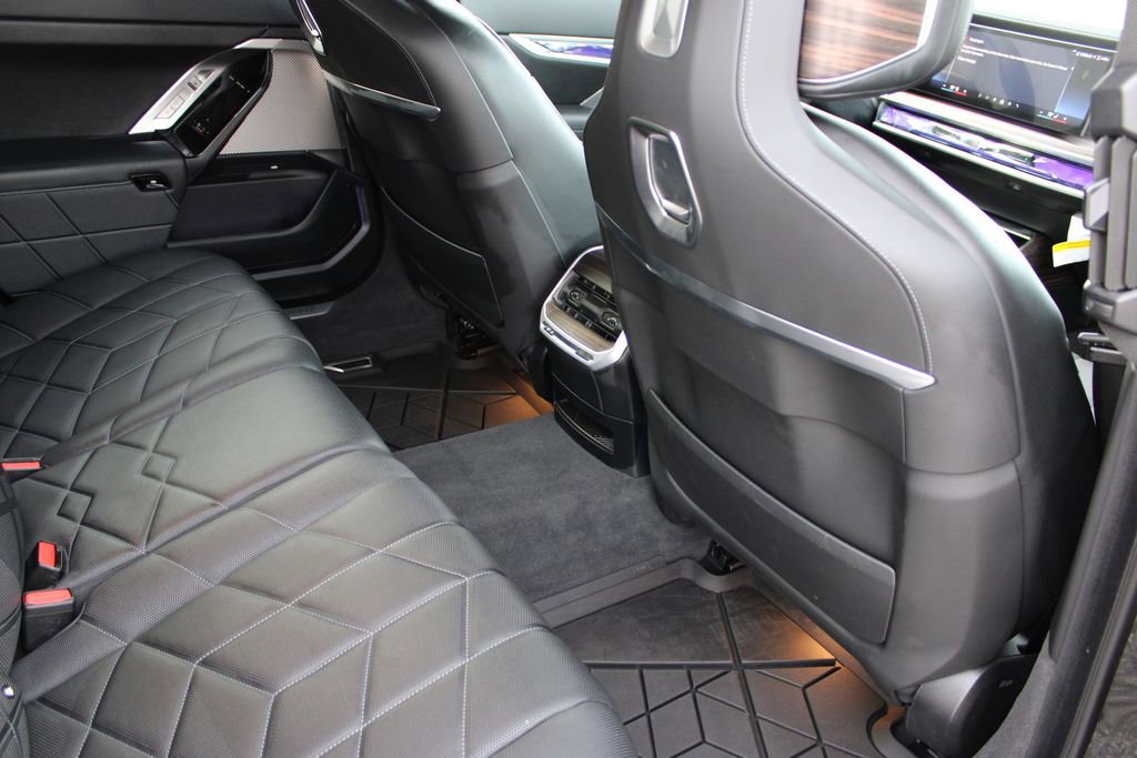 Used 2024 BMW i7 xDrive60 image 48