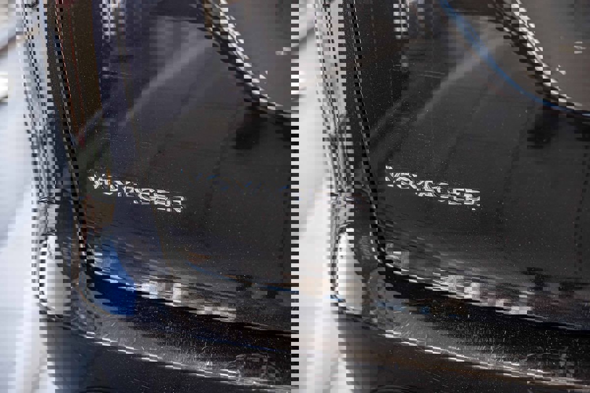 Used 2022 Chrysler Voyager LX image 16