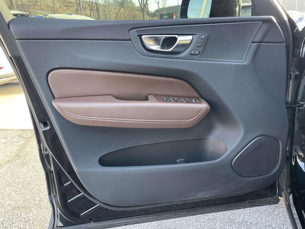 Used 2023 Volvo XC60 B5 Plus w/ Climate Package image 5