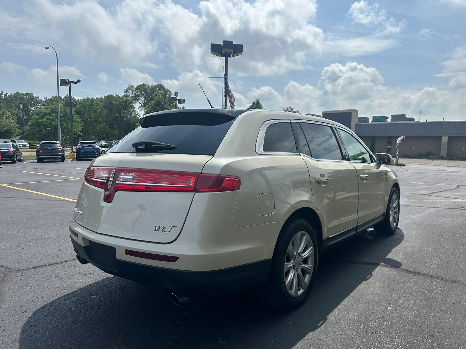 Used 2018 Lincoln MKT AWD w/ Technology Package image 4