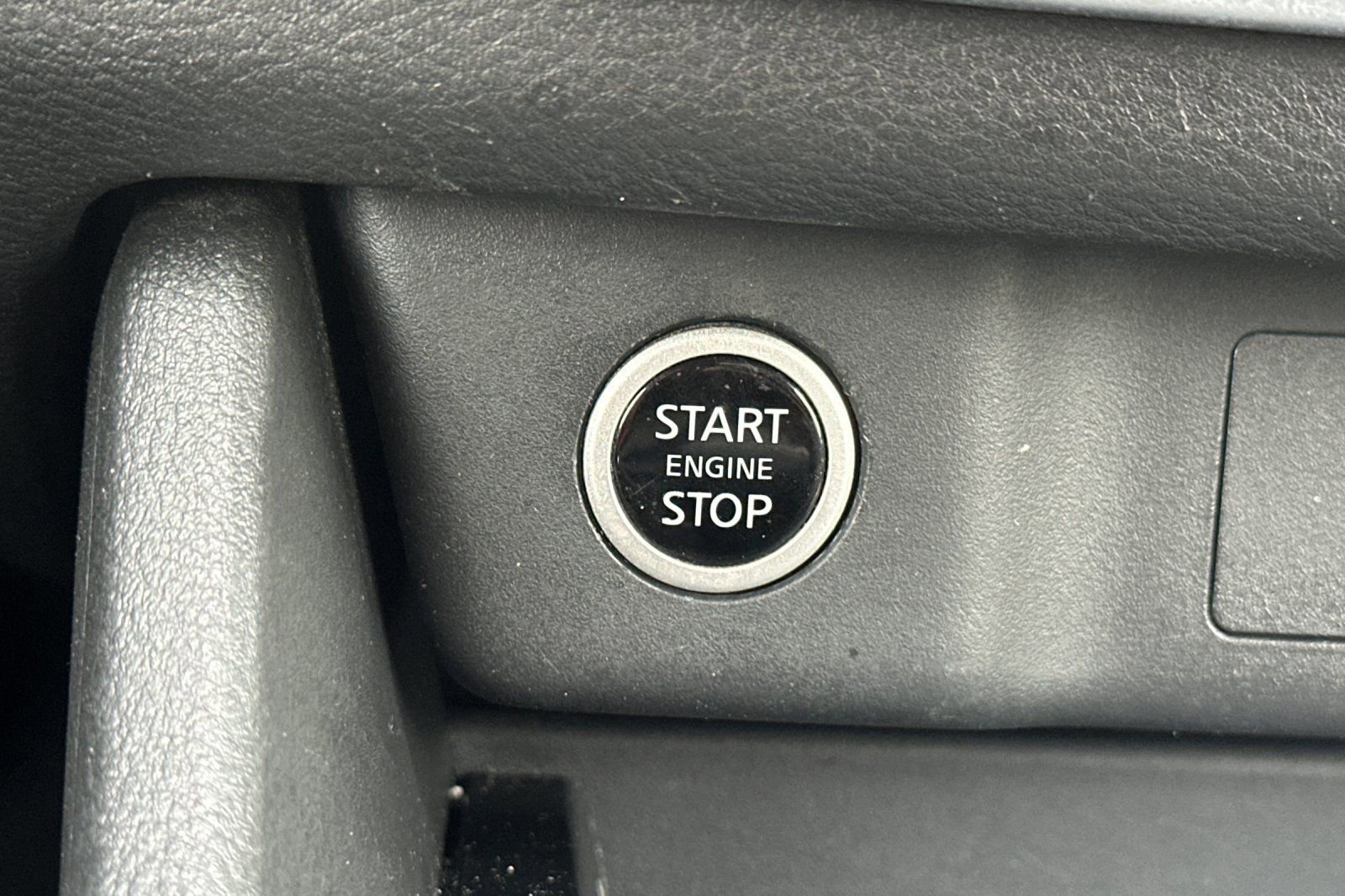 Used 2023 Nissan Rogue SV image 25