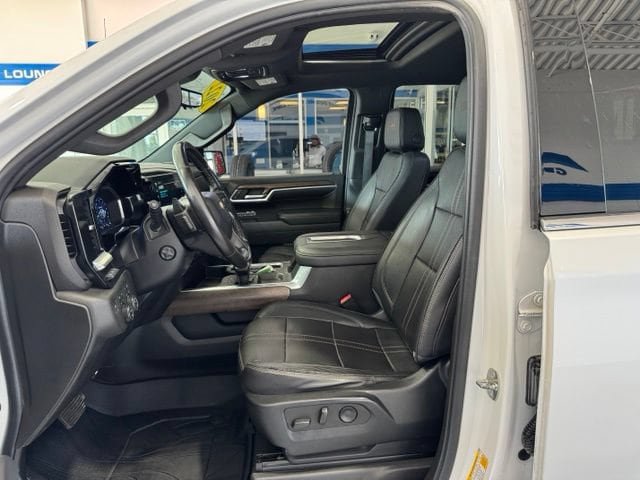 Used 2022 Chevrolet Silverado 1500 High Country w/ High Country Premium Package AWD/4WD image 7