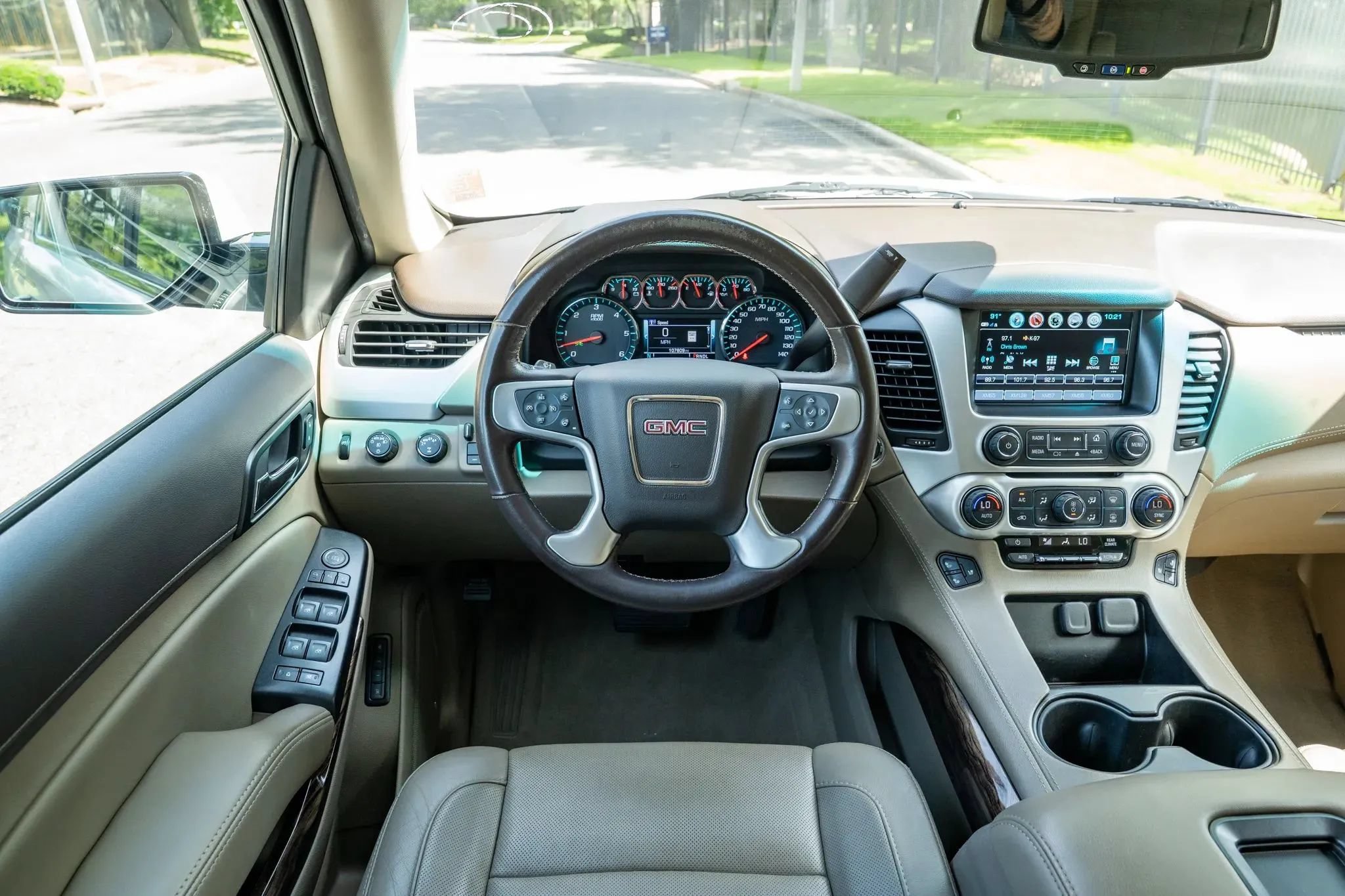 Used 2020 GMC Yukon SLT w/ Premium Edition AWD/4WD image 24