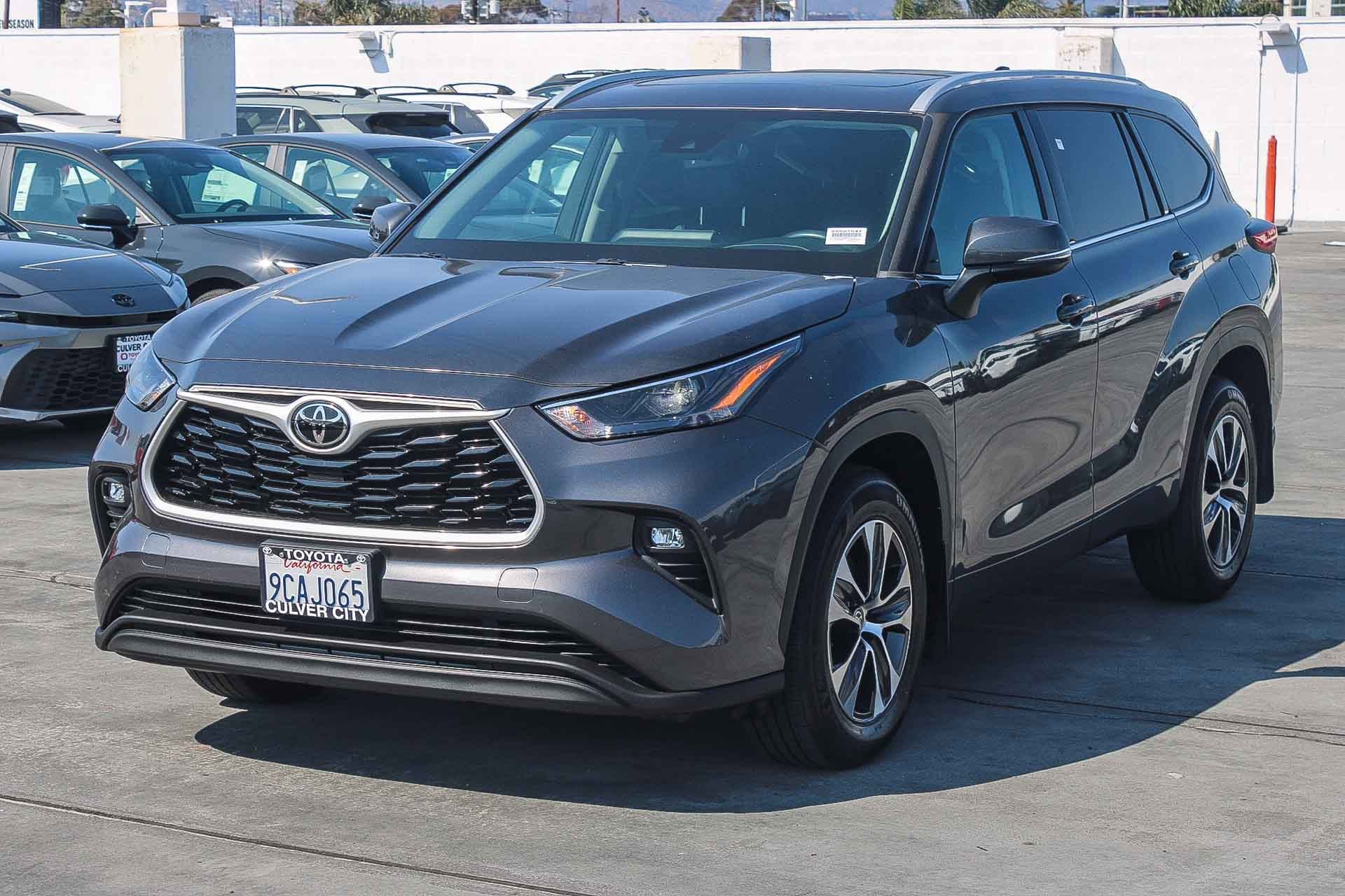 Used 2022 Toyota Highlander XLE FWD image 3