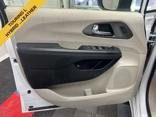 Used 2023 Chrysler Pacifica Touring-L image 8