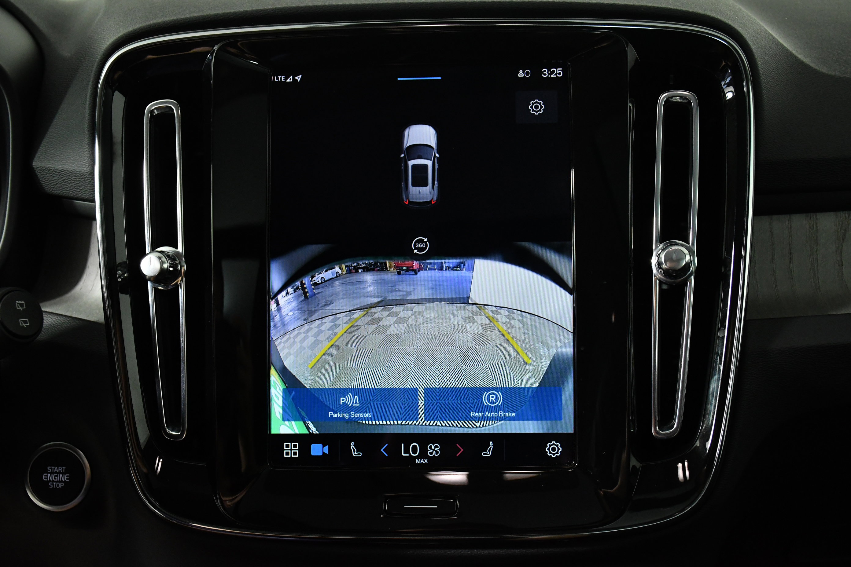Used 2025 Volvo XC40 B5 Plus image 17