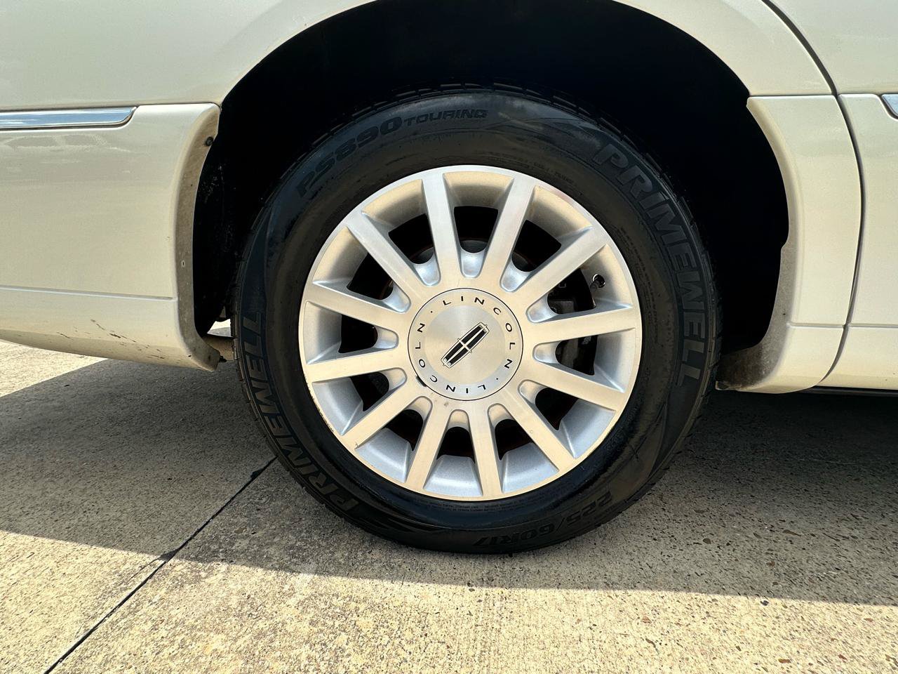 Used 2006 Lincoln Town Car Signature RWD image 12