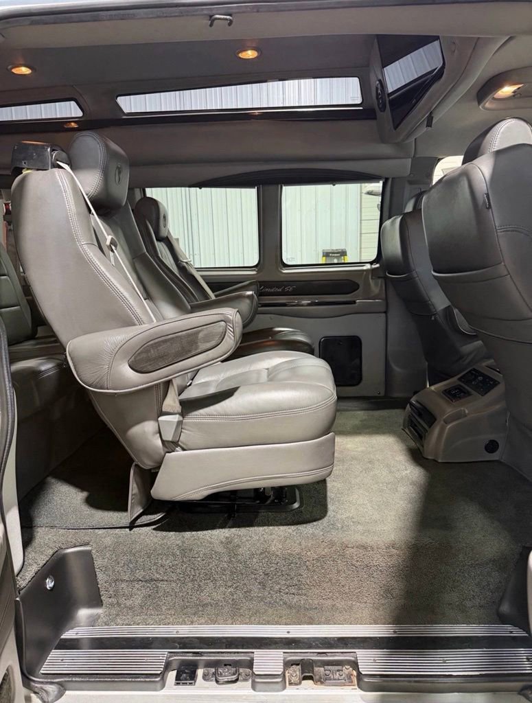 Used 2018 GMC Savana 3500 Extended RWD image 2
