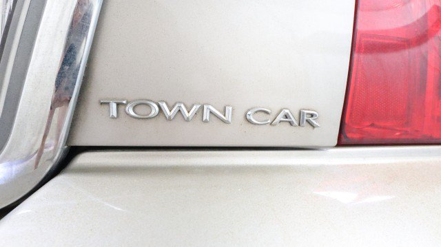 Used 2003 Lincoln Town Car Executive RWD image 21