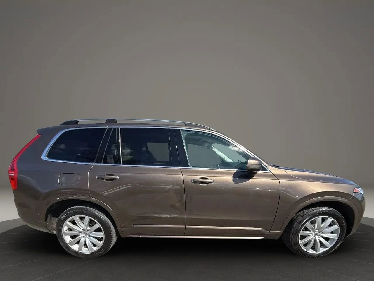 Used 2016 Volvo XC90 T6 Momentum w/ Momentum Plus Package AWD/4WD image 4