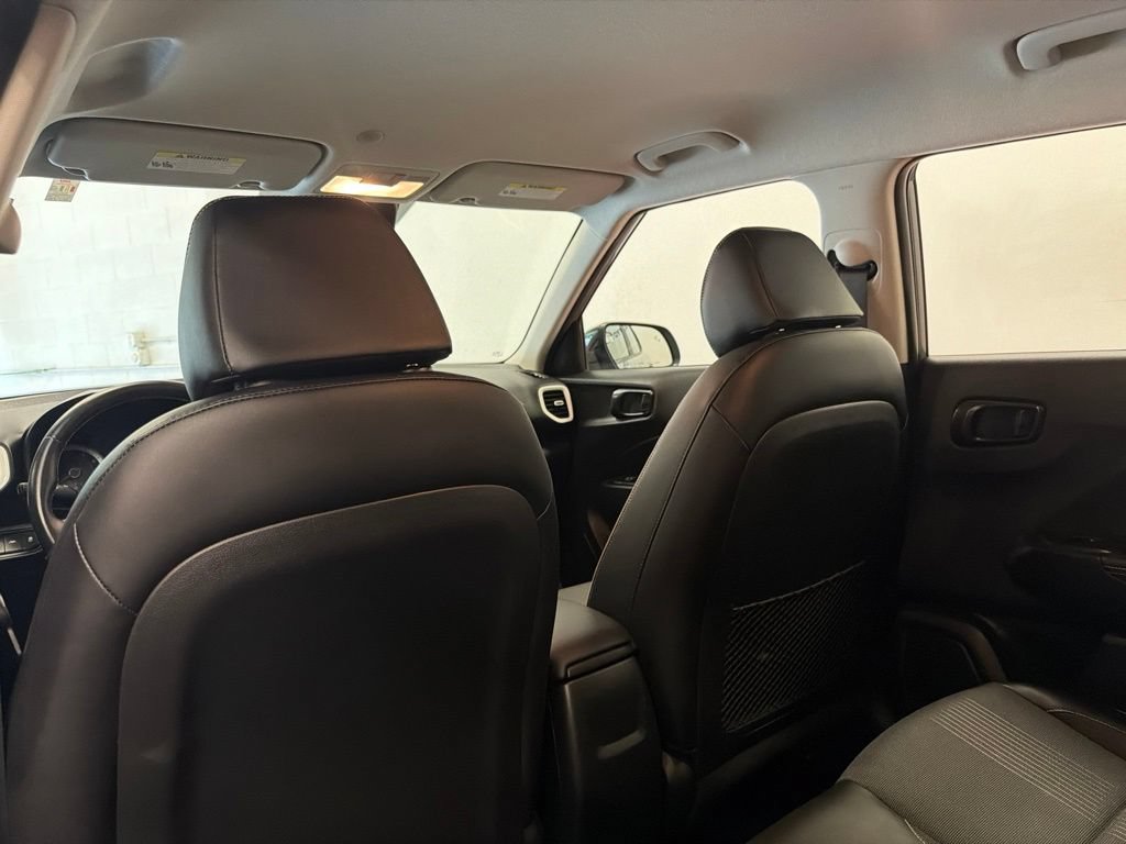 Used 2022 Hyundai Venue Limited FWD image 14