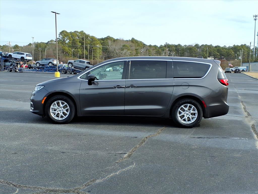 Used 2023 Chrysler Pacifica Touring-L image 16