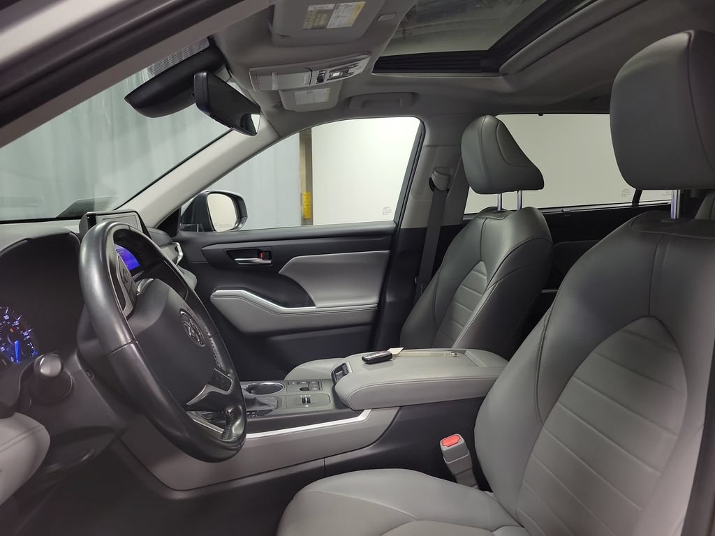 Used 2023 Toyota Highlander XLE AWD/4WD image 12
