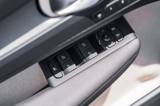 Certified 2025 Volvo XC40 B5 Plus w/ Protection Package Premier image 33