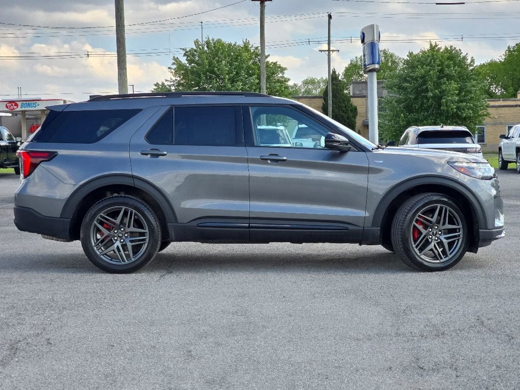 Used 2025 Ford Explorer ST-Line w/ ST-Line Street Pack AWD/4WD image 8