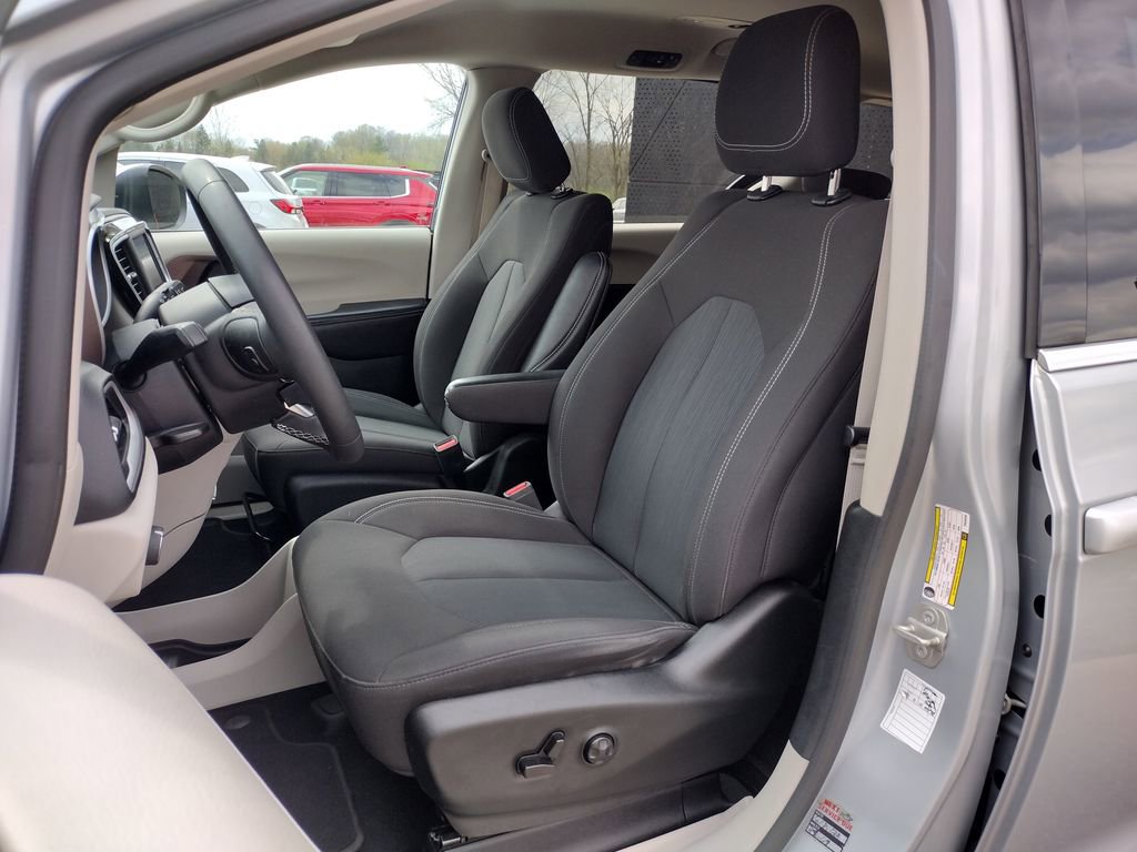 Used 2023 Chrysler Voyager LX FWD image 2