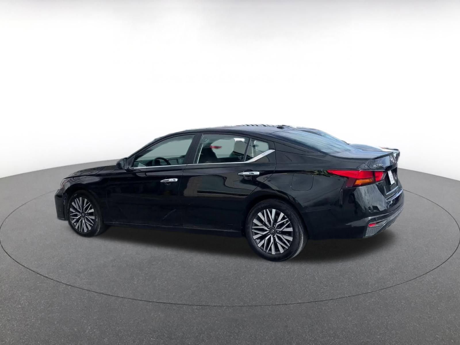 Used 2025 Nissan Altima 2.5 SV image 10