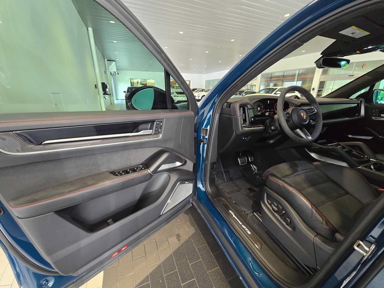 Used 2025 Porsche Cayenne GTS AWD/4WD image 22