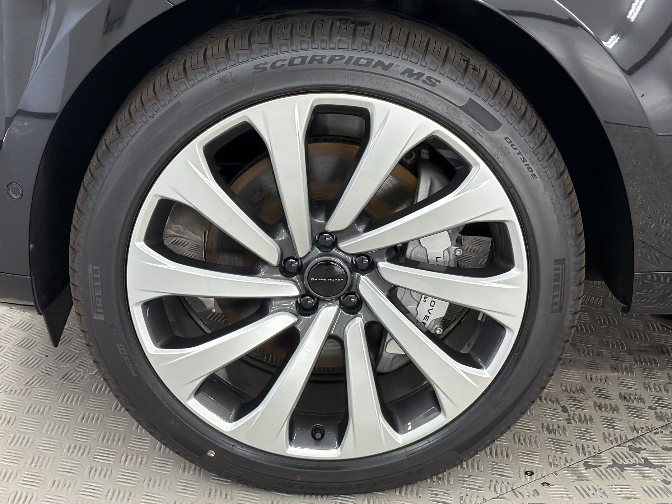 New 2026 Land Rover Range Rover Long Wheelbase SE AWD/4WD image 12