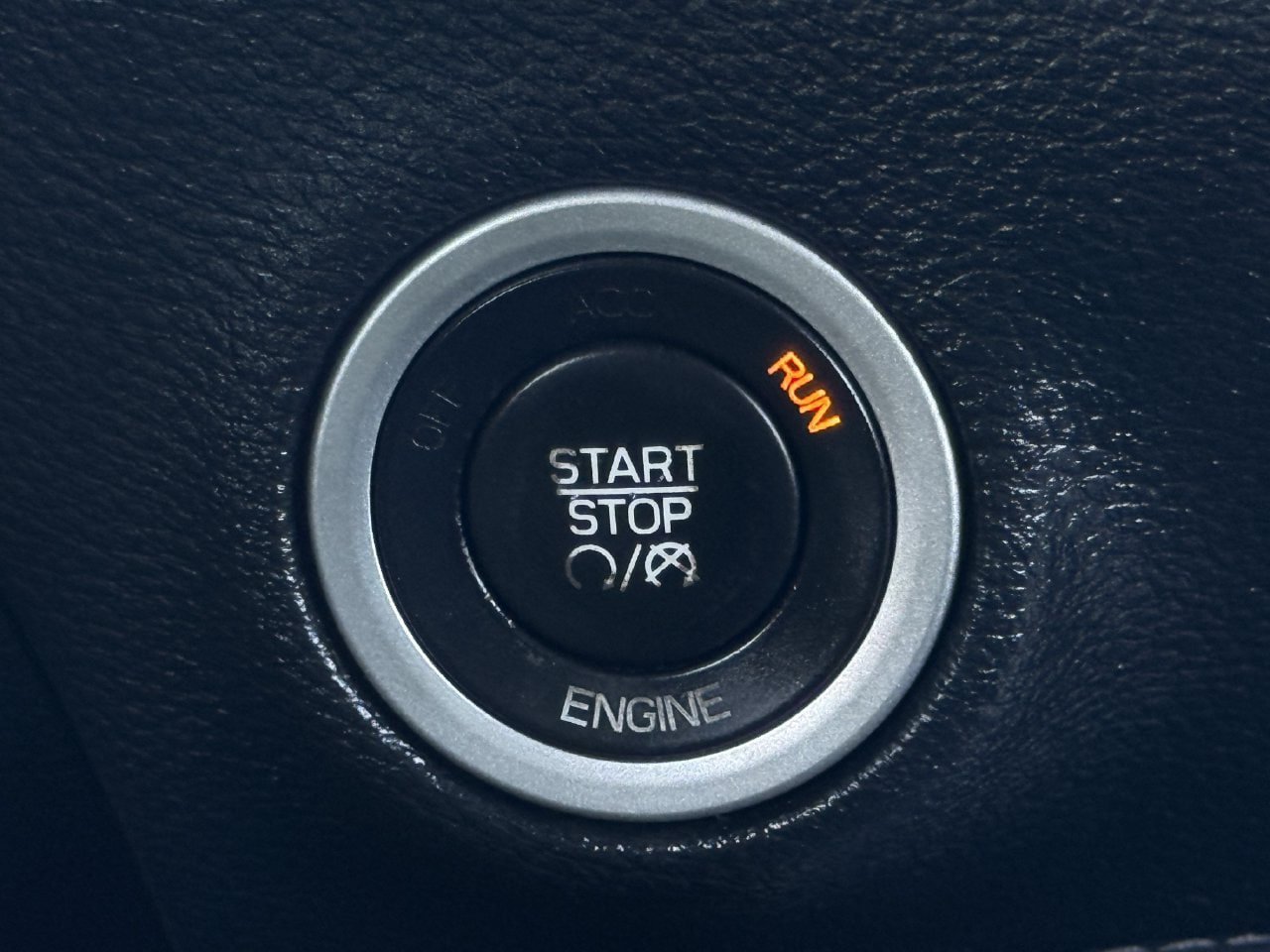 Used 2015 Dodge Challenger R/T RWD image 21