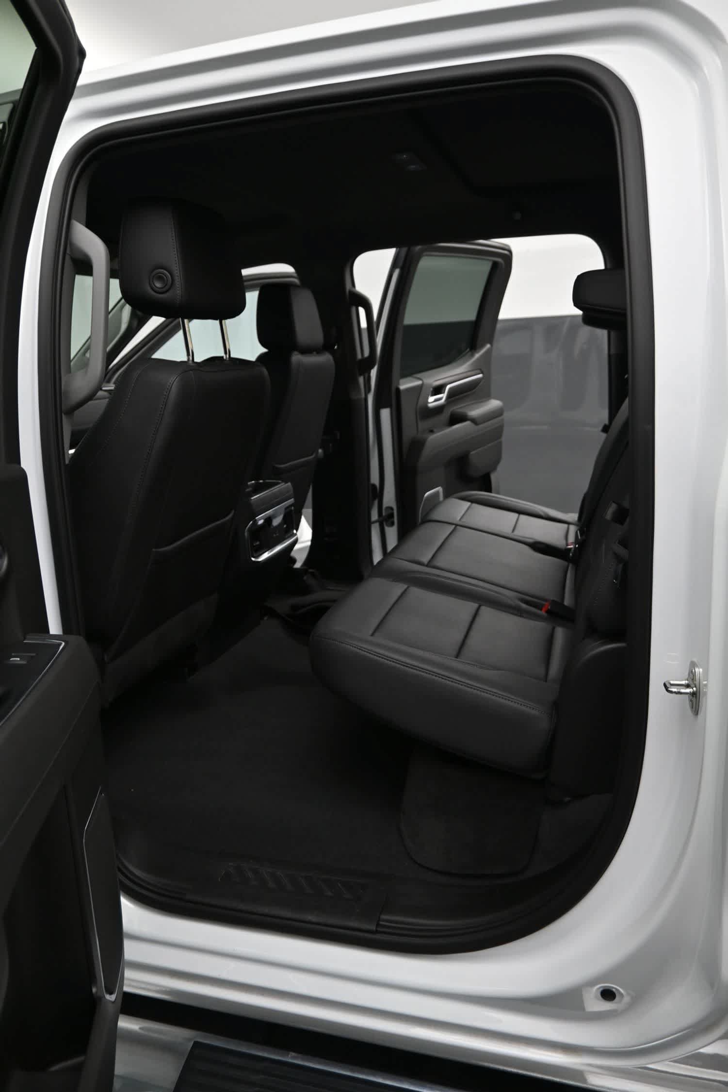 Used 2023 GMC Sierra 1500 SLT w/ SLT Premium Package AWD/4WD image 17
