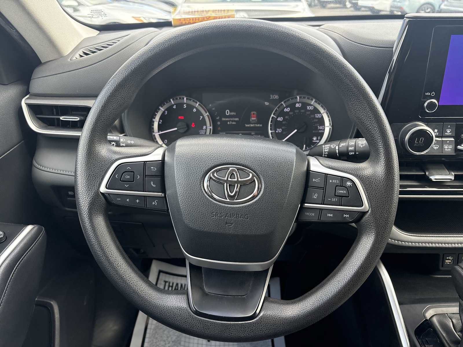 Used 2023 Toyota Highlander L image 11