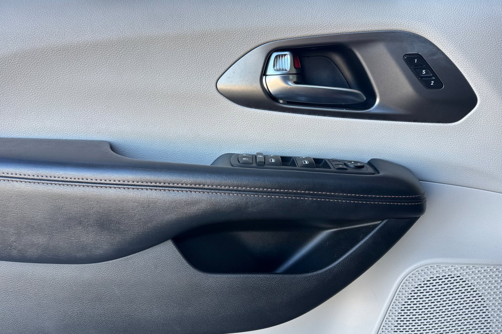 Used 2020 Chrysler Pacifica Touring-L w/ Tire & Wheel Group image 10