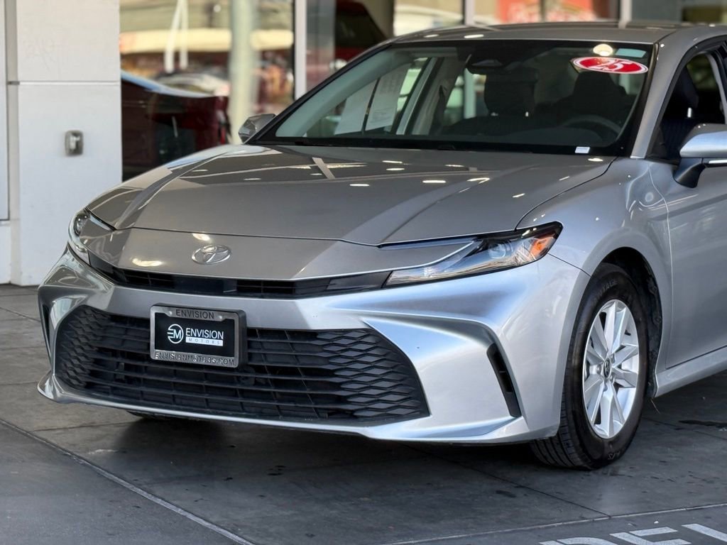 Used 2025 Toyota Camry LE image 3