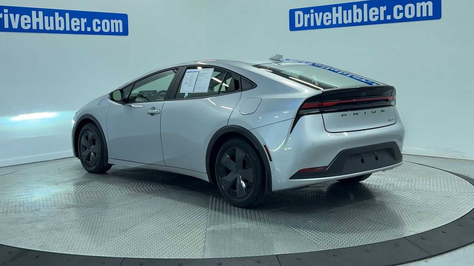 Used 2023 Toyota Prius LE FWD image 5