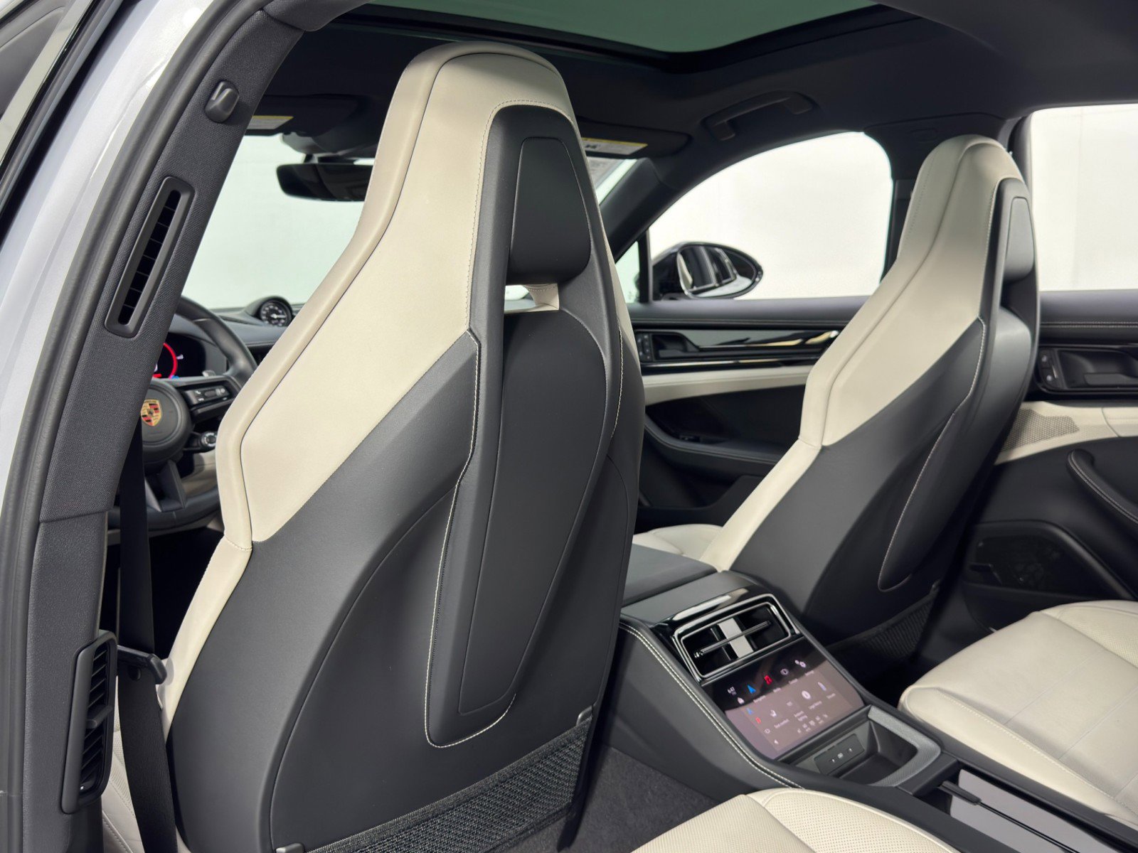 Used 2024 Porsche Panamera 4 w/ Premium Package image 39